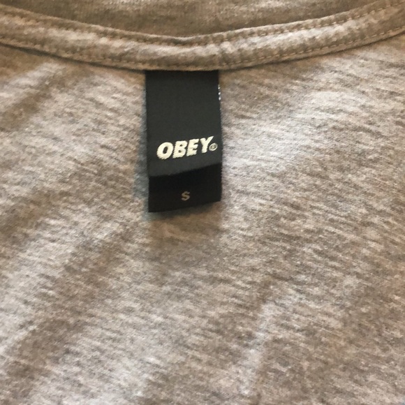 Obey V-Neck tshirt - Picture 2 of 4